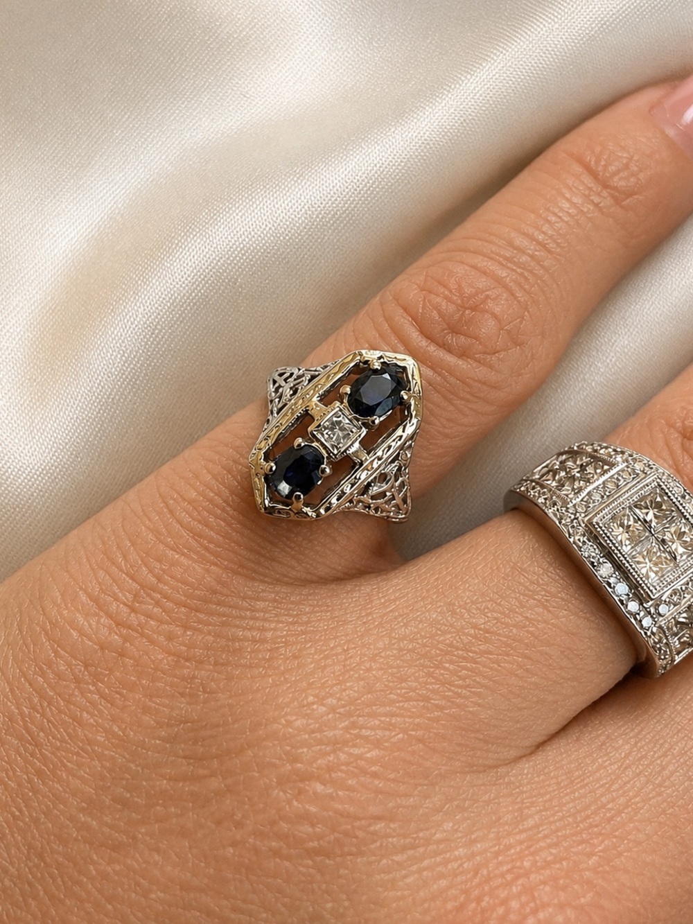 Stunning blue saphire Art Deco 14kt gold vintage estate ring